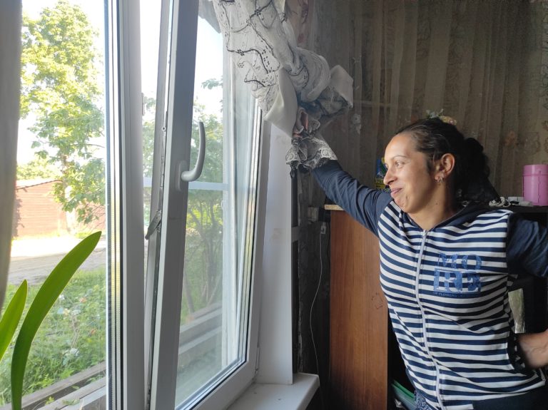 Вместо окон, забитых пленкой, - современные стеклопакеты