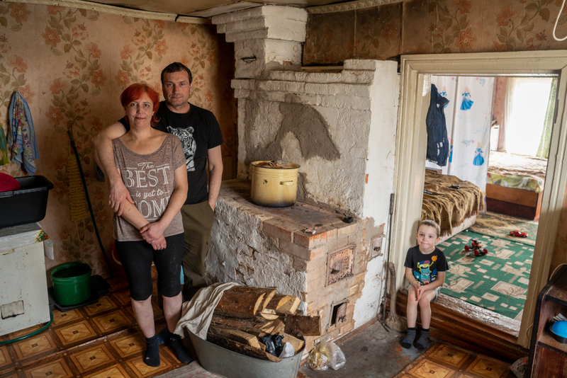 Полы ходят ходуном, а печь еле стоит. Чтобы решить проблемы, семье нужны стройматериалы