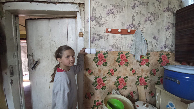 В домах, где живут семьи, надежная проводка и отремонтированные печи