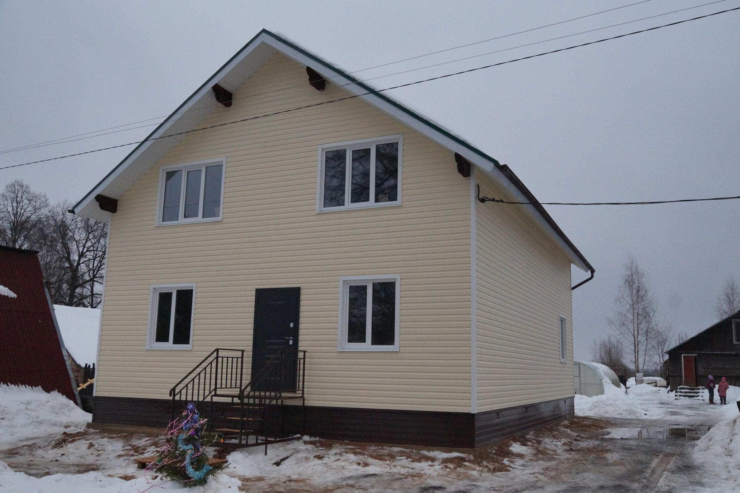 Рассказываем о новогоднем чуде: у многодетной семьи погорельцев теперь новый дом!