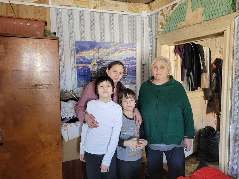 Мама, бабушка и двое детей больше не сидят в темноте