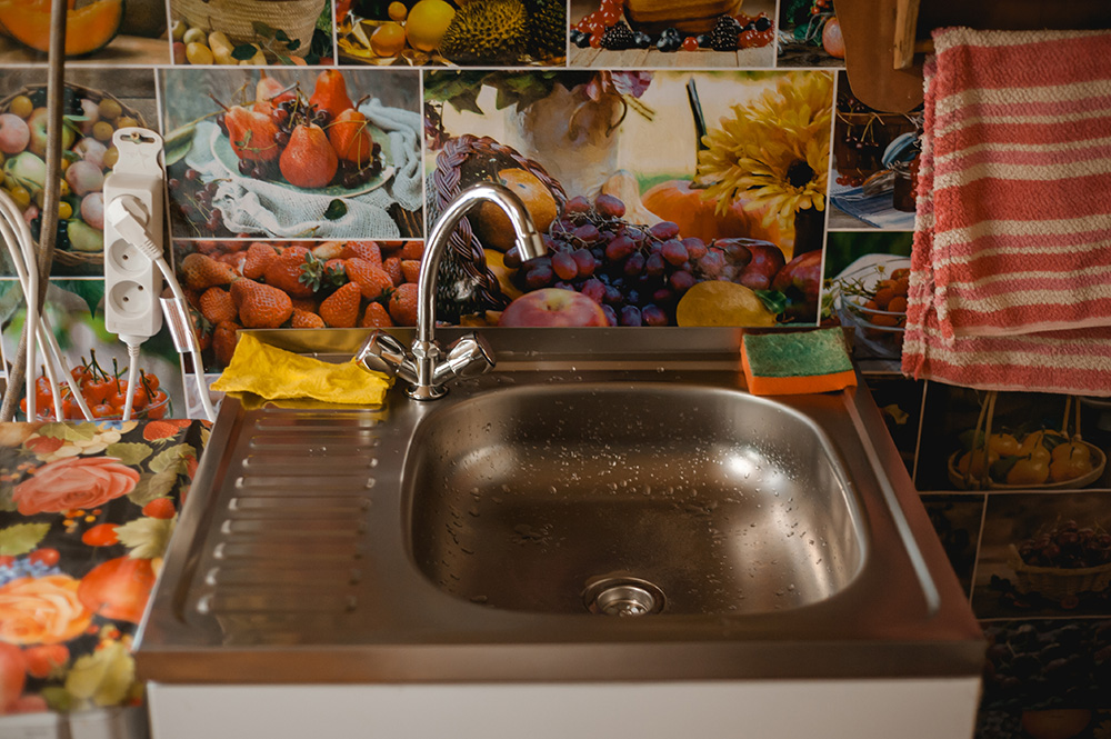 Чистенькая пошла! У многодетной семьи наконец-то появилась своя вода