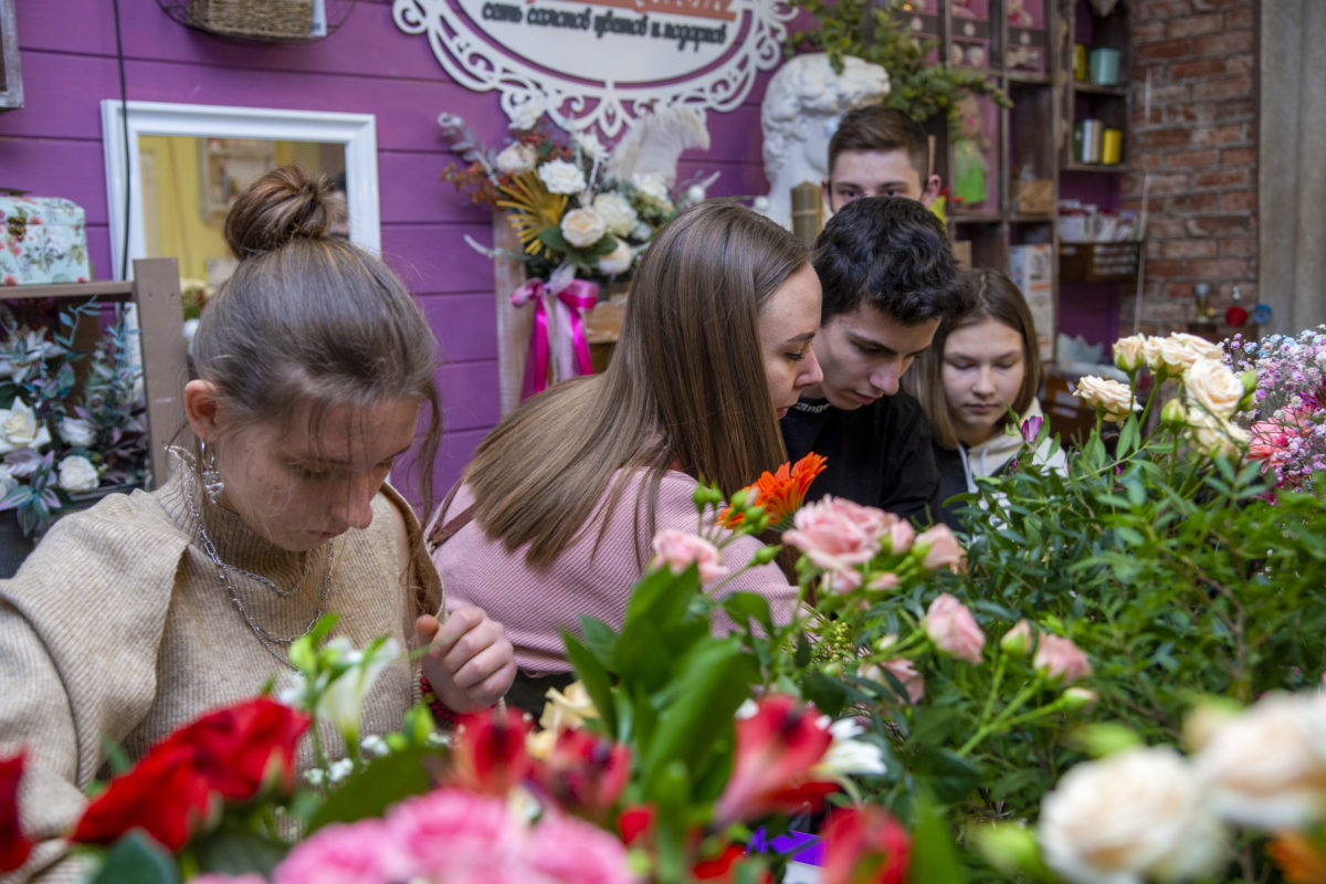 Добавим гипсофилы и лагурус: тверских студентов научили делать композиции из цветов