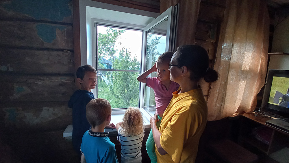 Теперь окна можно открыть. Они не вывалятся