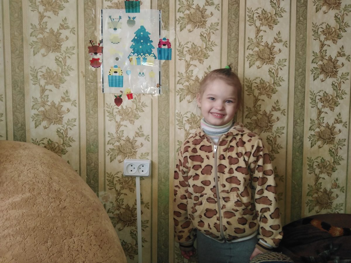 Мама и дети живут в уютном теплом доме