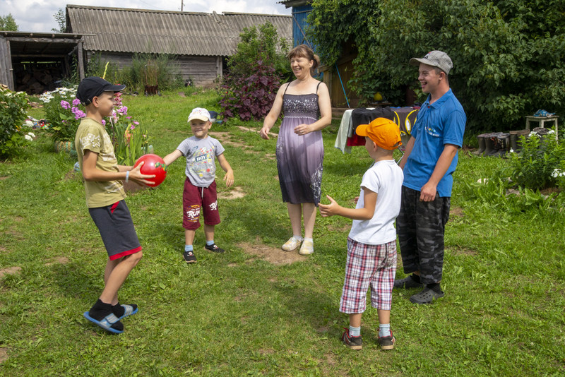 "Спасибо, добрые люди!": у многодетных приемных родителей есть своя вода