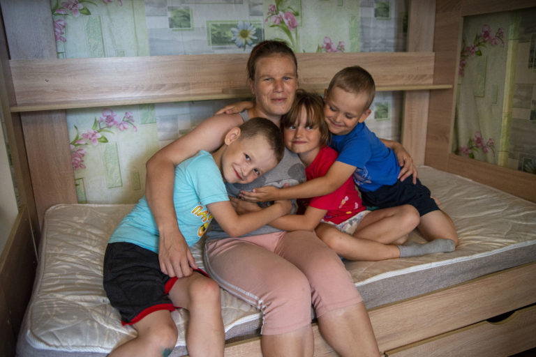 Дети вернулись домой и познакомились с маленькой сестренкой