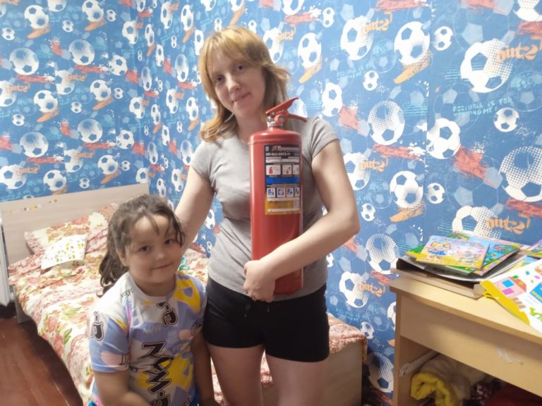 Фонд "Константа" закупил 100 огнетушителей для семьи