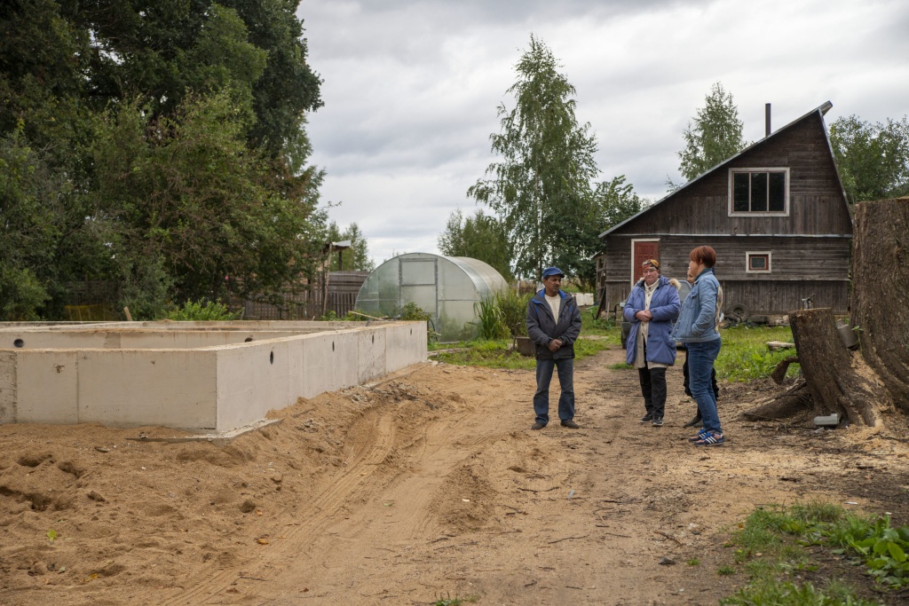 Многодетная семья отстраивается после пожара