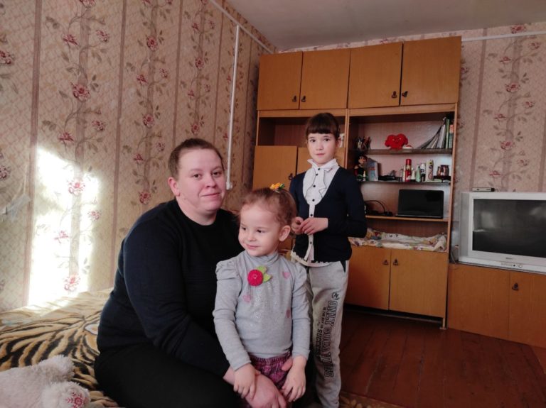 Теперь дома безопасно: семьям заменили проводку