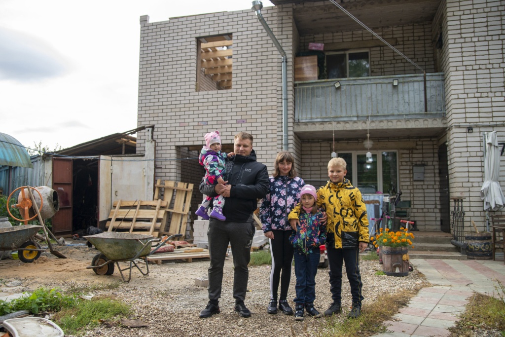 Почувствуйте разницу: дом многодетного отца становится все больше