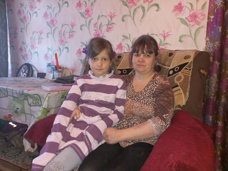 В домах, где живут семьи, надежная проводка и отремонтированные печи