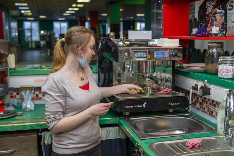 Самое время для кофе: подросткам рассказали, что самое трудное в работе бариста
