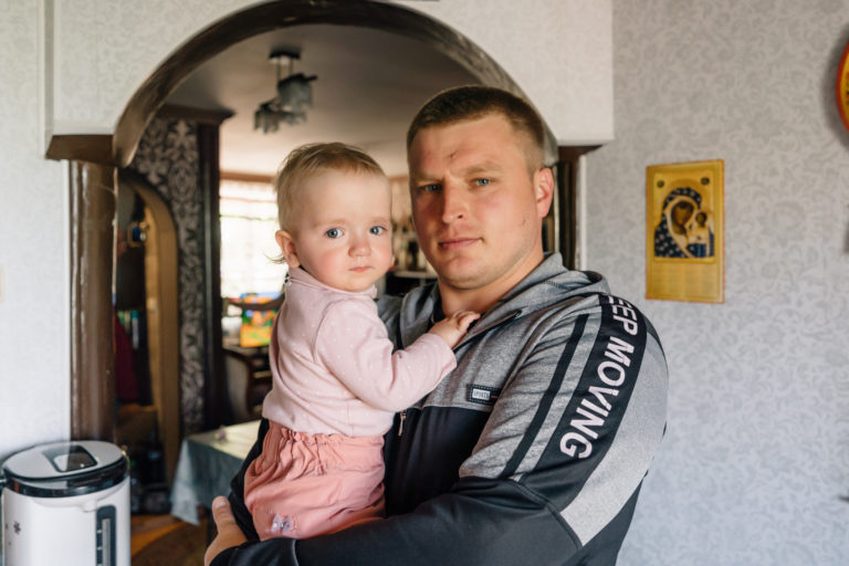 Фонд "Константа" помогает многодетному отцу построить дом